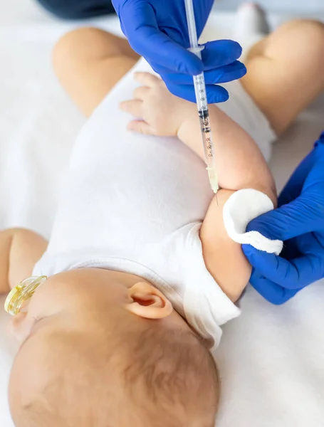 Impfung Baby Spritze Den Arm Selektiver Fokus Menschen — Stockfoto