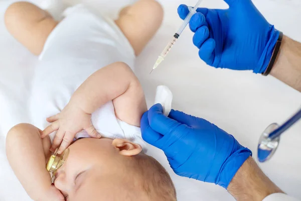Bebé Vacunado Inyección Brazo Enfoque Selectivo Gente —  Fotos de Stock