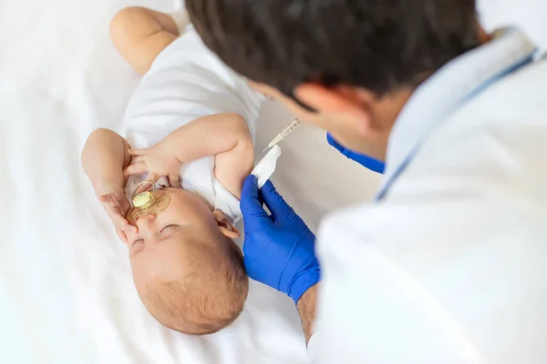 Vacinação Bebé Injecção Braço Foco Seletivo Pessoas — Fotografia de Stock