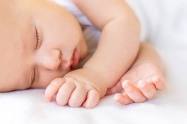 Bebek beyaz arka planda uyuyor. Seçici odaklanma. İnsanlar.