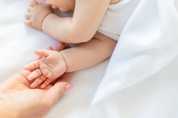 Manos Bebé Con Las Manos Mamá Sobre Fondo Blanco Enfoque — Foto de Stock