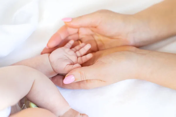 Manos Bebé Con Las Manos Mamá Sobre Fondo Blanco Enfoque — Foto de Stock