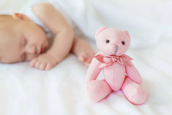 Bambino Dorme Con Orsacchiotto Uno Sfondo Bianco Concentrazione Selettiva Persone — Foto Stock