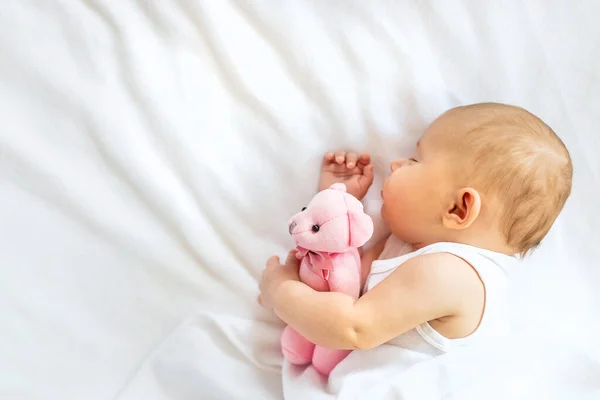 Bambino Dorme Con Orsacchiotto Uno Sfondo Bianco Concentrazione Selettiva Persone — Foto Stock