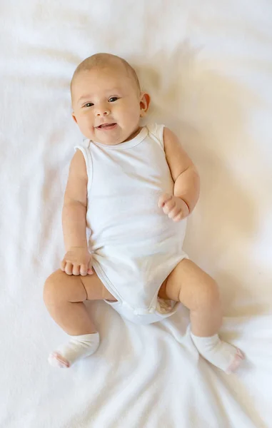 婴儿在白色的背景上微笑 有选择的重点 — 图库照片