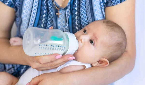 Mamá Alimenta Bebé Con Biberón Enfoque Selectivo Gente — Foto de Stock