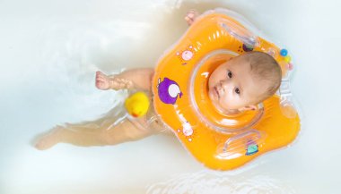 Bebek banyoda yüzüyor. Seçici odaklanma. İnsanlar.