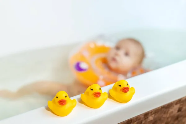 Bebé Está Nadando Baño Enfoque Selectivo Gente — Foto de Stock