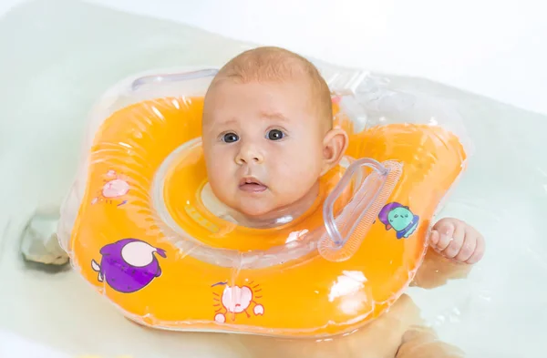 Bebé Está Nadando Baño Enfoque Selectivo Gente — Foto de Stock
