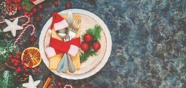 Noel dekorasyonu için masa hazırlıyorum. Seçici odaklanma. haliday.