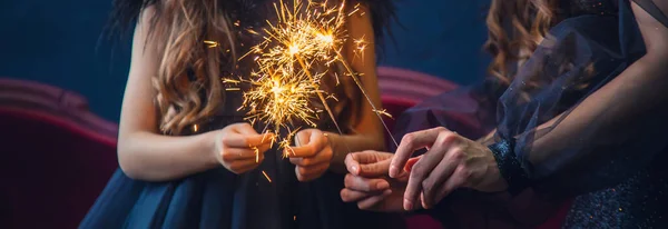 Personas Con Bengalas Fondo Navidad Enfoque Selectivo Feliz — Foto de Stock