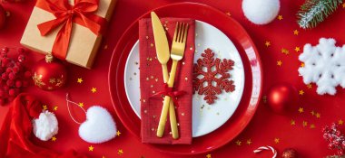 Noel sofrası ve dekorasyonu. Seçici odaklanma. Doğa.