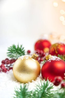 Noel arkaplanı ve güzel bir dekor. Yeni yıl. Seçici odaklanma. Tatil.