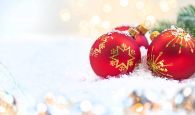 Noel arkaplanı ve güzel bir dekor. Yeni yıl. Seçici odaklanma. Tatil.