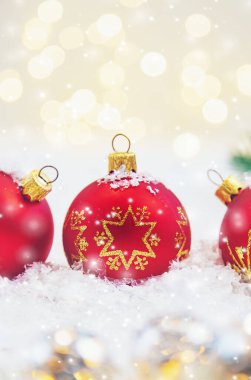 Noel arkaplanı ve güzel bir dekor. Yeni yıl. Seçici odaklanma. Tatil.