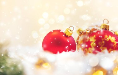 Noel arkaplanı ve güzel bir dekor. Yeni yıl. Seçici odaklanma. Tatil.