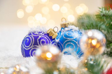 Noel arkaplanı ve güzel bir dekor. Yeni yıl. Seçici odaklanma. Tatil.