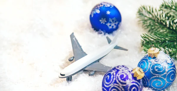 飛行機とクリスマスの背景 選択的フォーカス — ストック写真