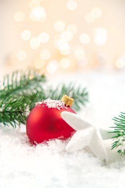 Noel arkaplanı ve güzel bir dekor. Yeni yıl. Seçici odaklanma. Tatil.