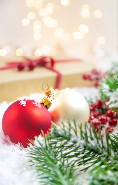 Noel arkaplanı ve güzel bir dekor. Yeni yıl. Seçici odaklanma. Tatil.