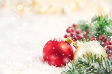 Noel arkaplanı ve güzel bir dekor. Yeni yıl. Seçici odaklanma. Tatil.