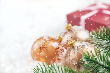 Noel arkaplanı ve güzel bir dekor. Yeni yıl. Seçici odaklanma. Tatil.