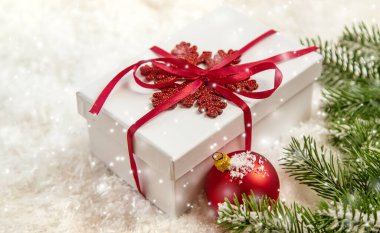 Noel arkaplanı ve güzel bir dekor. Yeni yıl. Seçici odaklanma. Tatil.