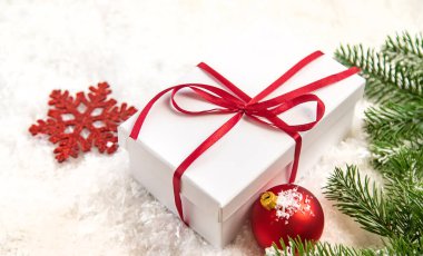 Noel arkaplanı ve güzel bir dekor. Yeni yıl. Seçici odaklanma. Tatil.