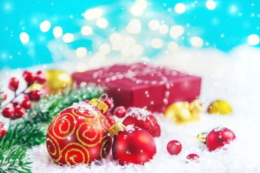 Noel arkaplanı ve güzel bir dekor. Yeni yıl. Seçici odaklanma. Tatil.