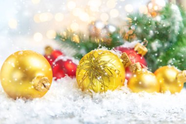 Noel arkaplanı ve güzel bir dekor. Yeni yıl. Seçici odaklanma. Tatil.