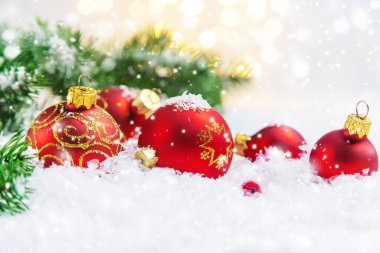 Noel arkaplanı ve güzel bir dekor. Yeni yıl. Seçici odaklanma. Tatil.