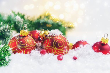 Noel arkaplanı ve güzel bir dekor. Yeni yıl. Seçici odaklanma. Tatil.