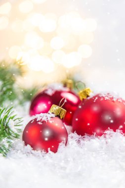 Noel arkaplanı ve güzel bir dekor. Yeni yıl. Seçici odaklanma. Tatil.