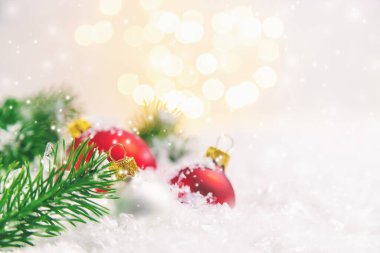 Noel arkaplanı ve güzel bir dekor. Yeni yıl. Seçici odaklanma. Tatil.