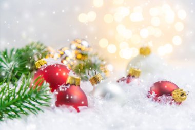 Noel arkaplanı ve güzel bir dekor. Yeni yıl. Seçici odaklanma. Tatil.