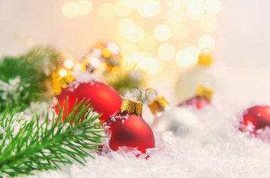 Noel arkaplanı ve güzel bir dekor. Yeni yıl. Seçici odaklanma. Tatil.