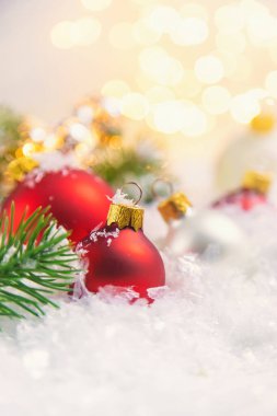 Noel arkaplanı ve güzel bir dekor. Yeni yıl. Seçici odaklanma. Tatil.