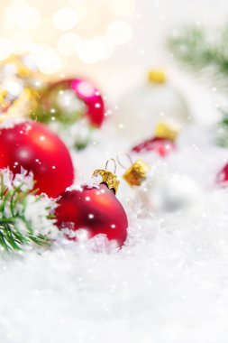 Noel arkaplanı ve güzel bir dekor. Yeni yıl. Seçici odaklanma. Tatil.