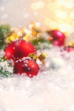 Noel arkaplanı ve güzel bir dekor. Yeni yıl. Seçici odaklanma. Tatil.