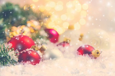 Noel arkaplanı ve güzel bir dekor. Yeni yıl. Seçici odaklanma. Tatil.