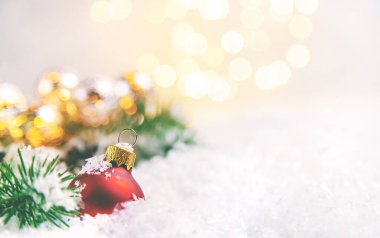 Noel arkaplanı ve güzel bir dekor. Yeni yıl. Seçici odaklanma. Tatil.