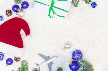 Uçaklı güzel bir Noel geçmişi, seyahat konsepti. Seçici odaklanma. Tatil.