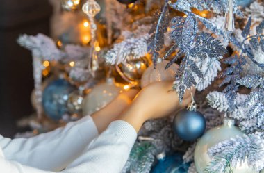 Noel fotoğrafçısı çocuk bir Noel ağacı süslüyor. Seçici odaklanma. tatil.