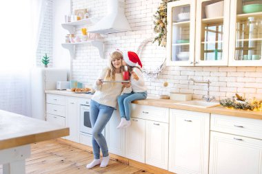 Anne ve kızı Noel kurabiyesi pişirir. Seçici odaklanma. Tatil.