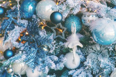 Güzel Noel ağacı, yeni yıl tatili. Seçici odaklanma. Tatil.