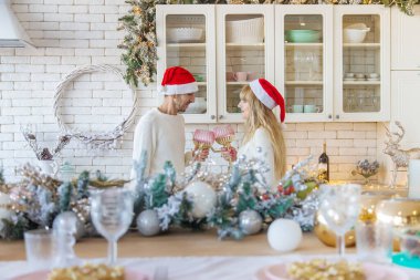 Mutfaktaki adam ve kadın Noel fotoğrafında. Seçici odaklanma. Tatil.