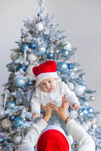 赤ちゃんを持つお父さんのクリスマス写真 選択的フォーカス — ストック写真