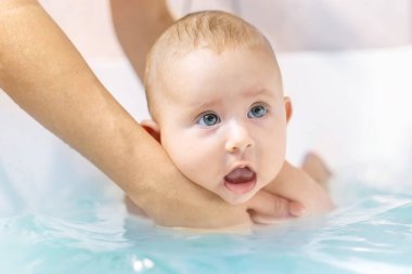 Banyoda banyo yaptıktan sonra bebek. Seçici odaklanma. İnsanlar.