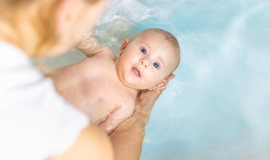 Banyoda banyo yaptıktan sonra bebek. Seçici odaklanma. İnsanlar.