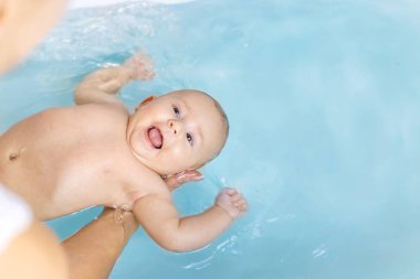 Banyoda banyo yaptıktan sonra bebek. Seçici odaklanma. İnsanlar.